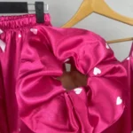 ست ساتن سه تیکه تاپ شورتک اسکرانچی زنانه - پک «دل»